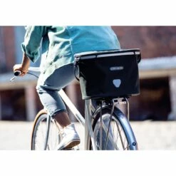 ORTLIEB Up-Town Rack Urban - Bagagedrager Fietsmand - 17.5L - Ink -Abus Shop ortlieb uptown rack urban toplock 957201 1